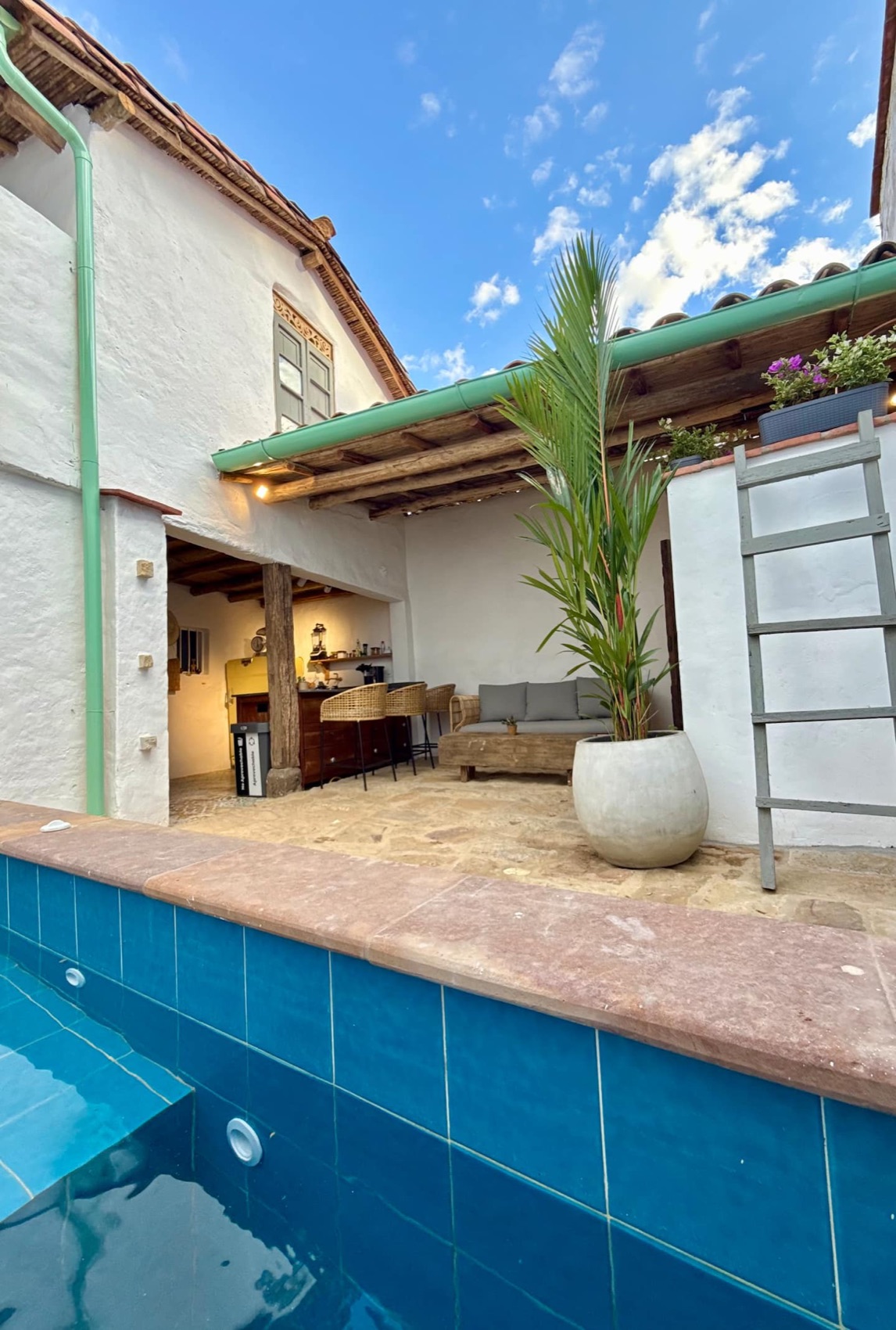 Patio colonial con piscina en mosaico azul, Barichara