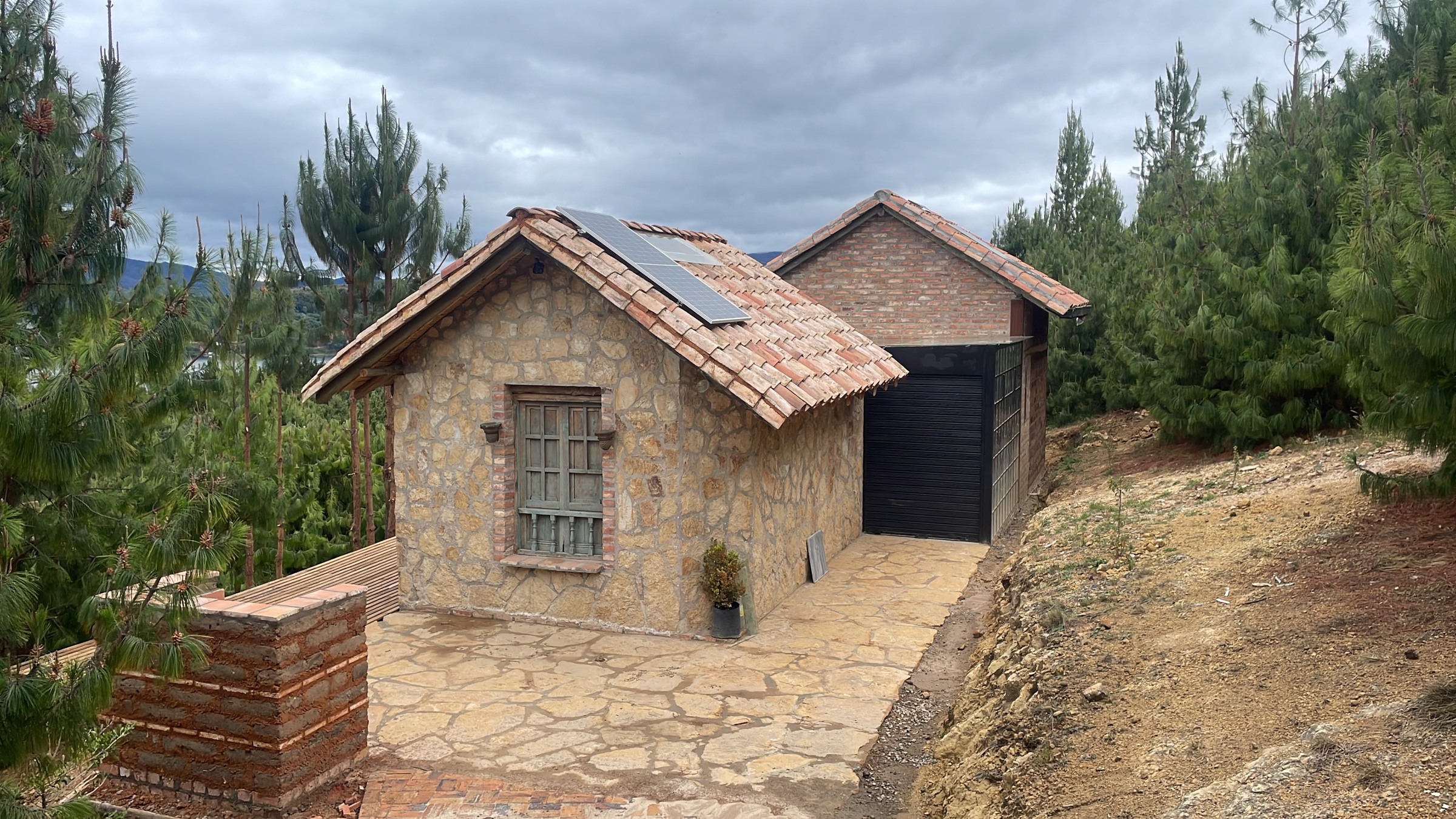 Casa en piedra con paneles solares sobre la cubierta