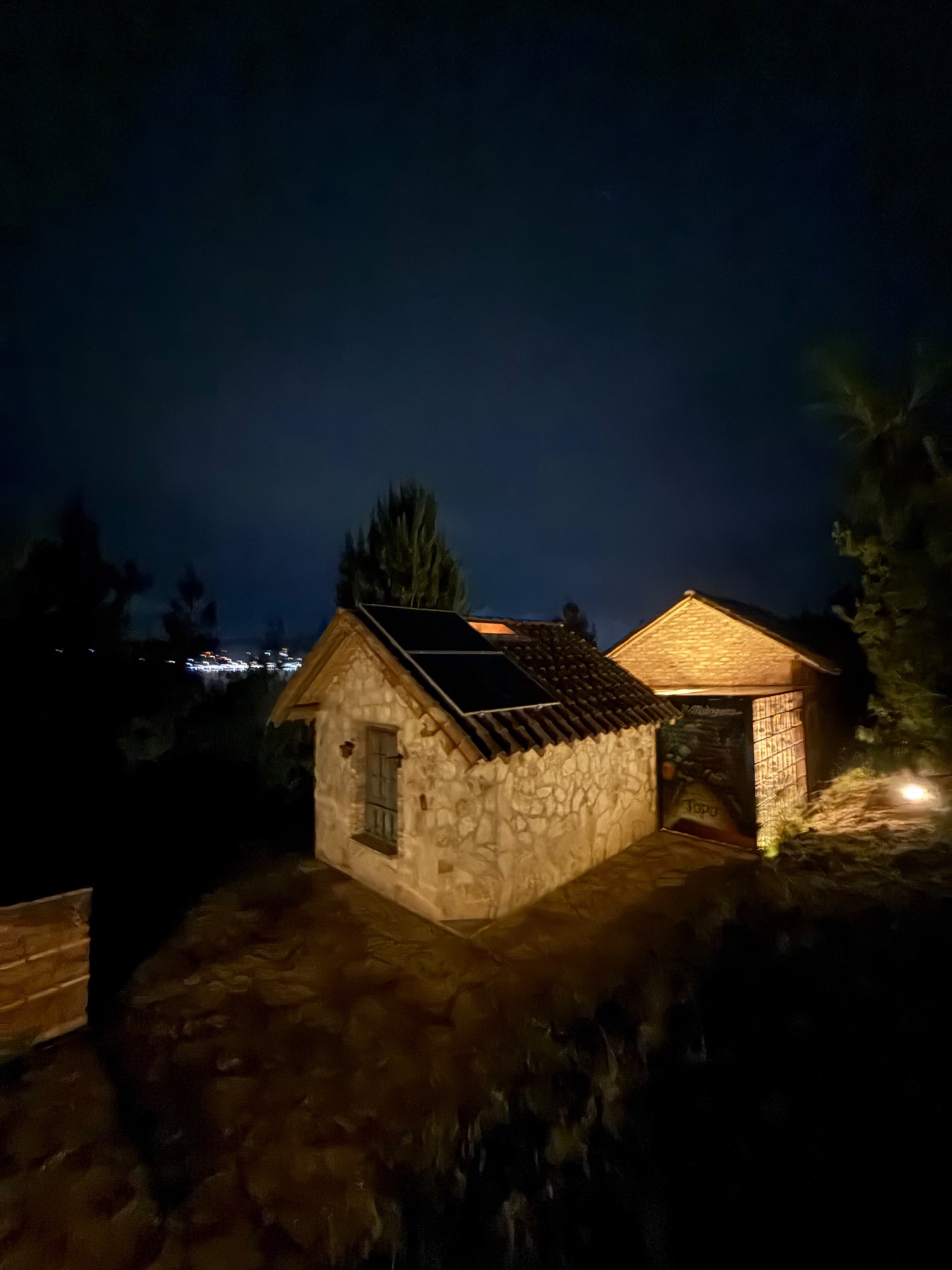 La misma casa de noche, iluminada