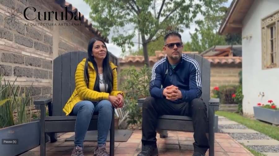 Pareja de clientes en el patio de su casa