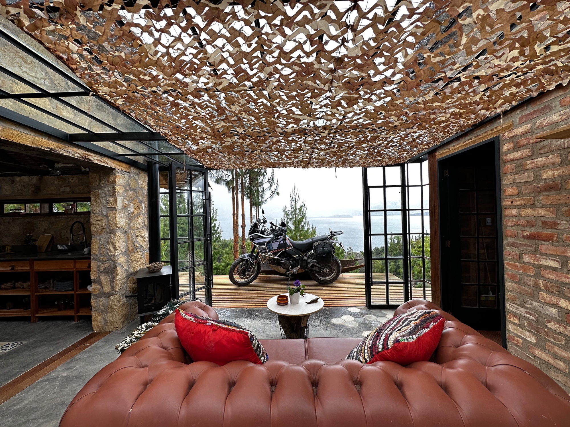 Sala con sofá de cuero y vista al lago